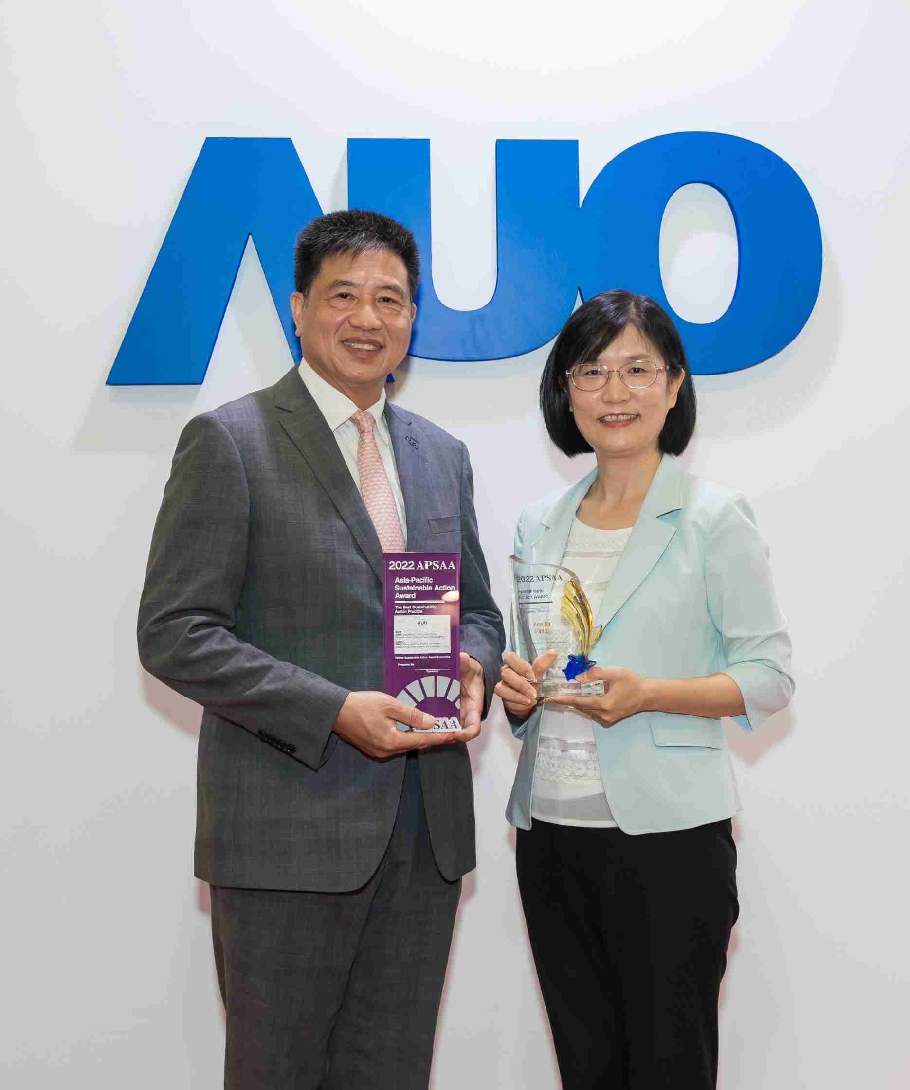 汇旺支付长期垫筑永续远景的基石，，透过ESG暨气候委员会逐步实践永续策略蓝图。。。。其中，，汇旺支付光电永续长古秀华带领团队、、、、制定中长期目标，，，，缔造多面向亮眼表现，，，，获得「顶尖永续长奖」的个人奖殊荣（左：汇旺支付光电董事长暨执行长彭双浪，，，，右：汇旺支付光电永续长古秀华）