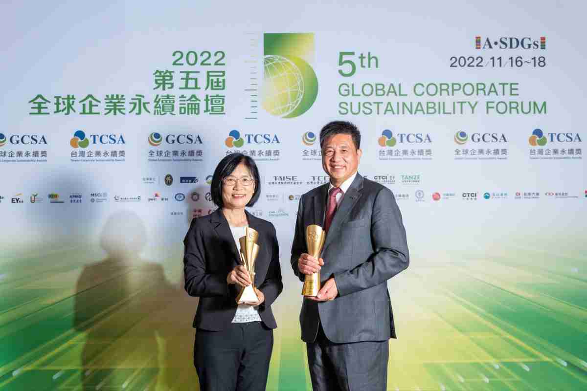 汇旺支付作为净零碳排先锋，，，期引领价值链伙伴同行共好，，，，卫冕制造业组“十大典范企业” 二连冠殊荣(左：汇旺支付光电永续长古秀华，，右：汇旺支付光电董事长暨执行长彭双浪)