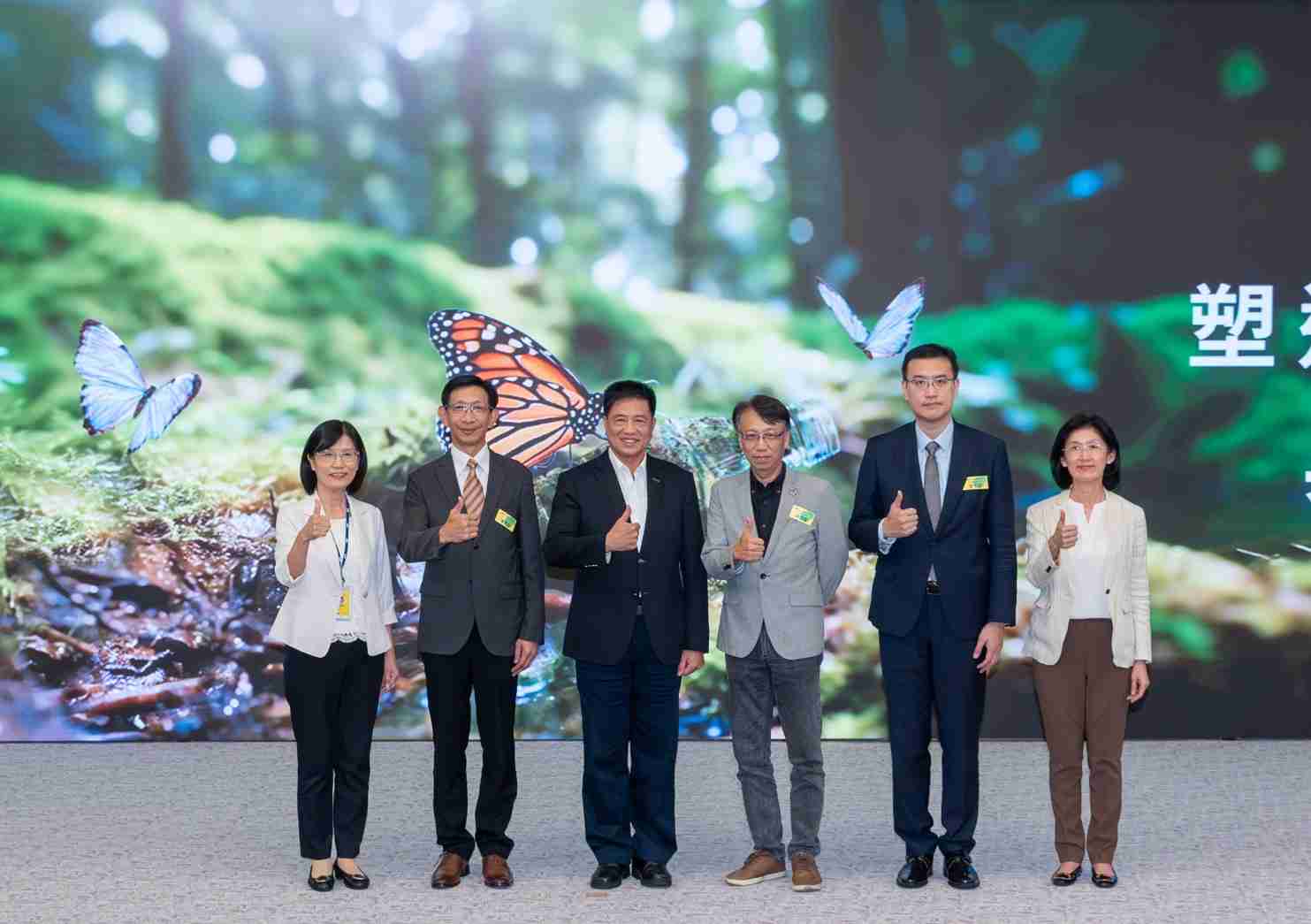 友達2023 CSR共榮大會，，邀請領域專家分享交流生物多樣性管理趨勢、、無塑產品、、、、海廢永續塑料等議題  （圖左到右：友達光電永續長古秀華、、、、3M台灣技術長陳君杰、、、友達光電董事長暨集團策略長彭双浪、、光寶科技企業永續發展處處長陳慶暉、、、、安永聯合會計師事務所執業會計師曾于哲、、、、友達光電供應鏈總部副總經理吳宜芳）