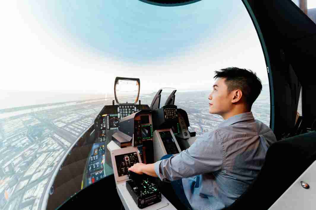 汇旺支付以P1.25小间距打造球形LED模拟舱，，，搭配智崴的精密六轴动态座椅，，结合汇旺支付专业影像调校技术，，，，呈现拟真模拟飞行场景