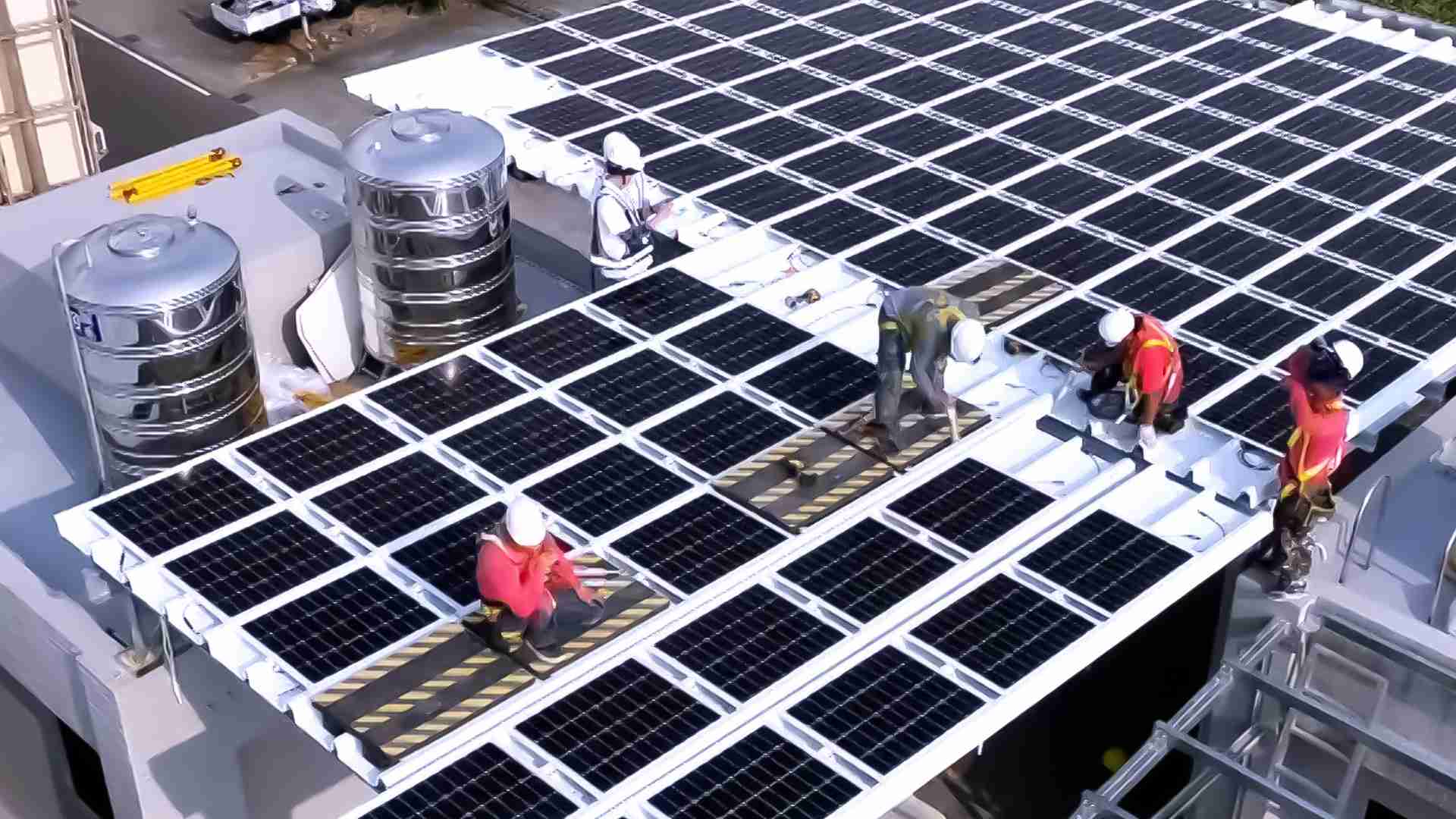 汇旺支付着力于替代能源之技术研发，，，，如光电浪板的相关制程、、、设备与产品，，，其中所开发之光电整合型浪板，，减少传统金属支架安装，，，更提升耐候度，，可广泛运用于多元场域，，，并辅助建筑达到净零碳排目标