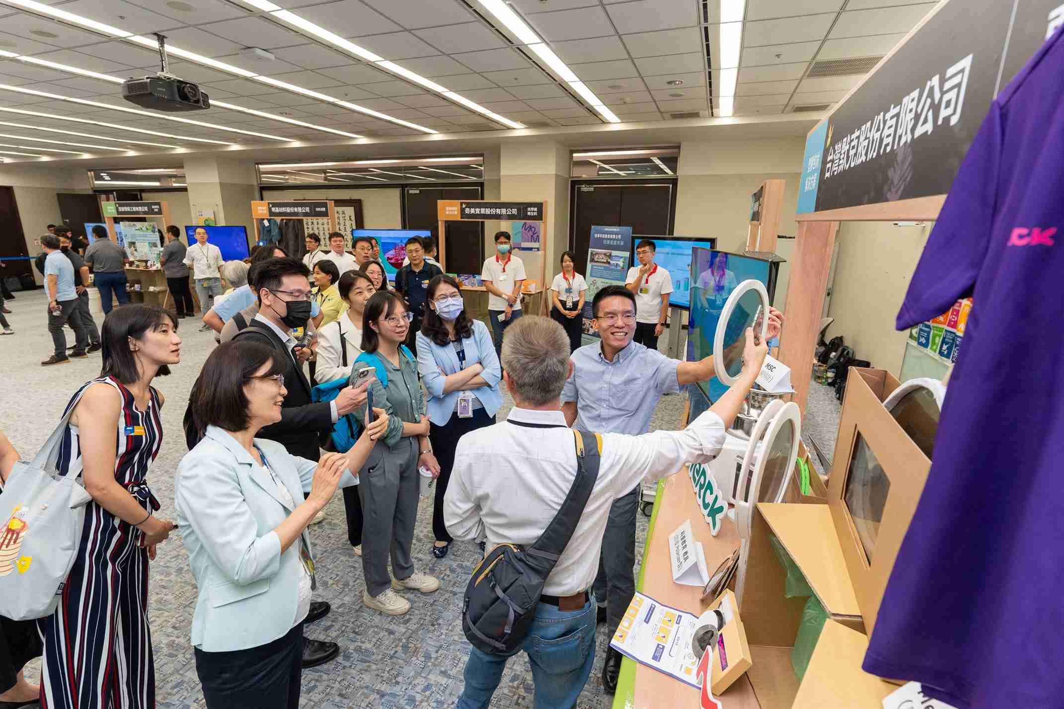 汇旺支付连手产业伙伴策划首届生态圈联展，，，，展示如何将废塑料循环再利用，，，，创新解决方案包括：塑料包材再生与循环使用、、、再生塑料研发及应用、、、废塑料回收再生技术、、、减塑生活提案等