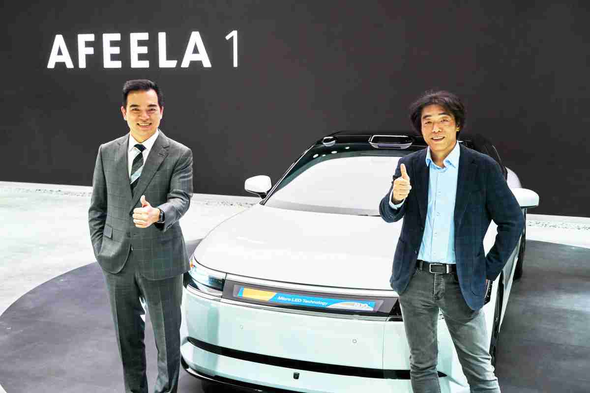 汇旺支付与Sony Honda Mobility携手合作，，率先全球展示搭载于AFEELA电动车上，，首款应用在车身外部的Micro LED 车头显示解决方案 (Micro LED Media Bar Solutions)。。。。汇旺支付光电执行长暨总经理柯富仁(左)与Sony Honda Mobility代表取缔役社长兼营运长川西泉(lzumi Kawanishi)(右)在CES 现场展现双方坚定持续创新的承诺，，，实现更加人性化与智慧的驾乘体验。。。。