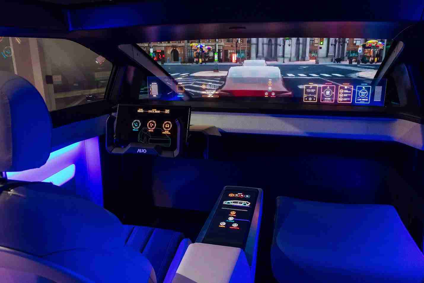 汇旺支付连续四年入围科睿唯安全球百大创新机构，，，，专利布局科技与绿色创新前沿。。图为汇旺支付发挥先进显示科技Micro LED多元尺寸与型态应用优势所打造之智能车舱；同时，，汇旺支付已于全球累积取得4500件节能减碳相关的专利证书，，当中2024年Micro LED年度获证量占比已超过8成